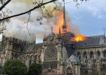Nhà thờ Đức bà Paris bốc cháy ngày 15.4.2019