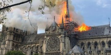 Nhà thờ Đức bà Paris bốc cháy ngày 15.4.2019