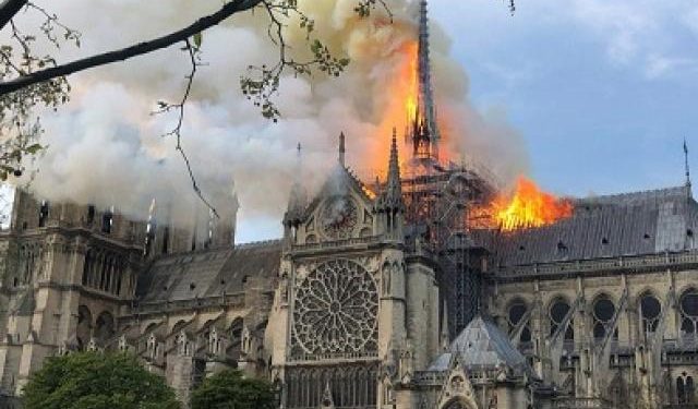 Nhà thờ Đức bà Paris bốc cháy ngày 15.4.2019