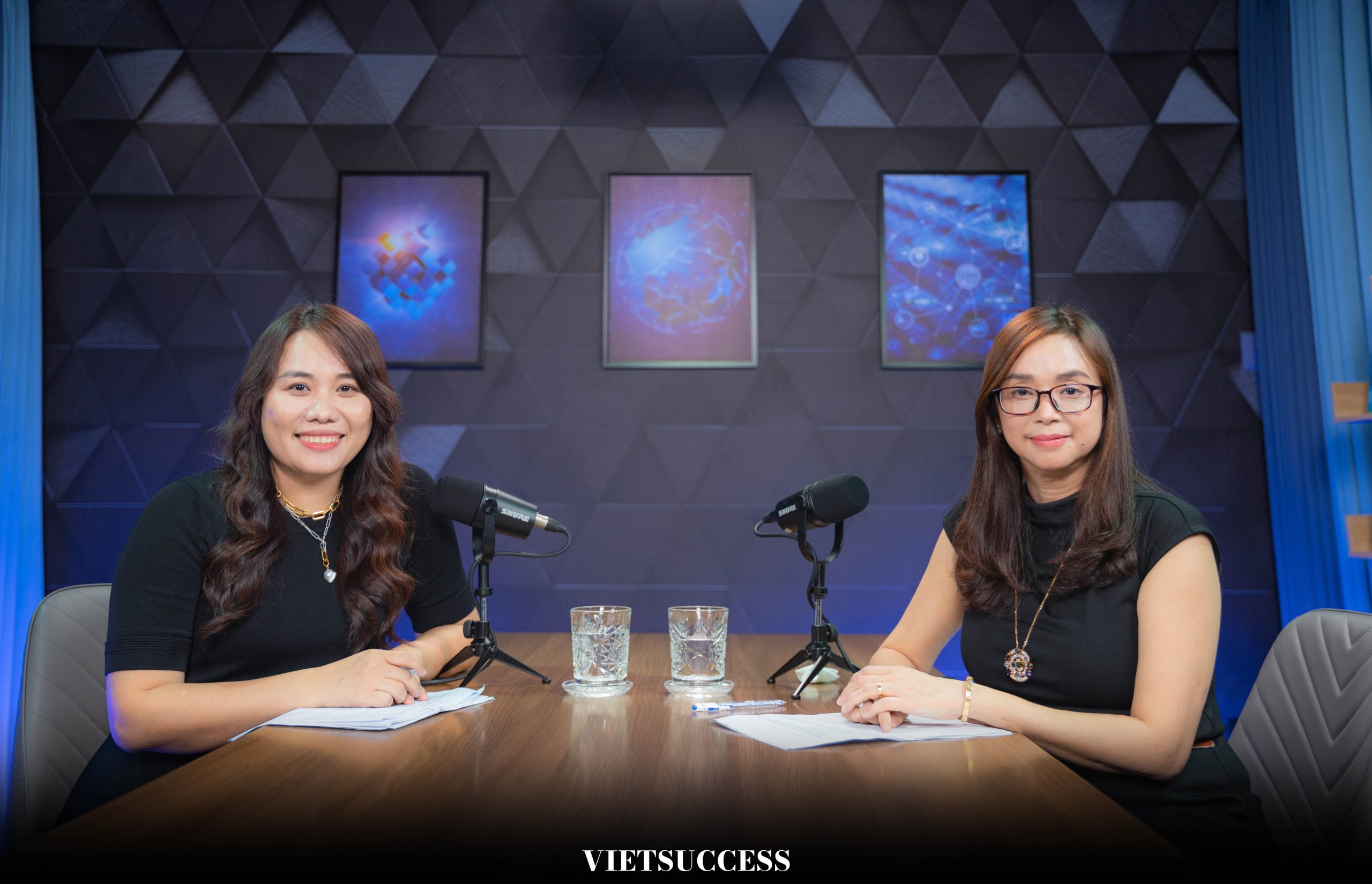 Host Minh Giang (bên trái) và Khách mời Tâm Thanh (bên phải) trong chương trình People Matter