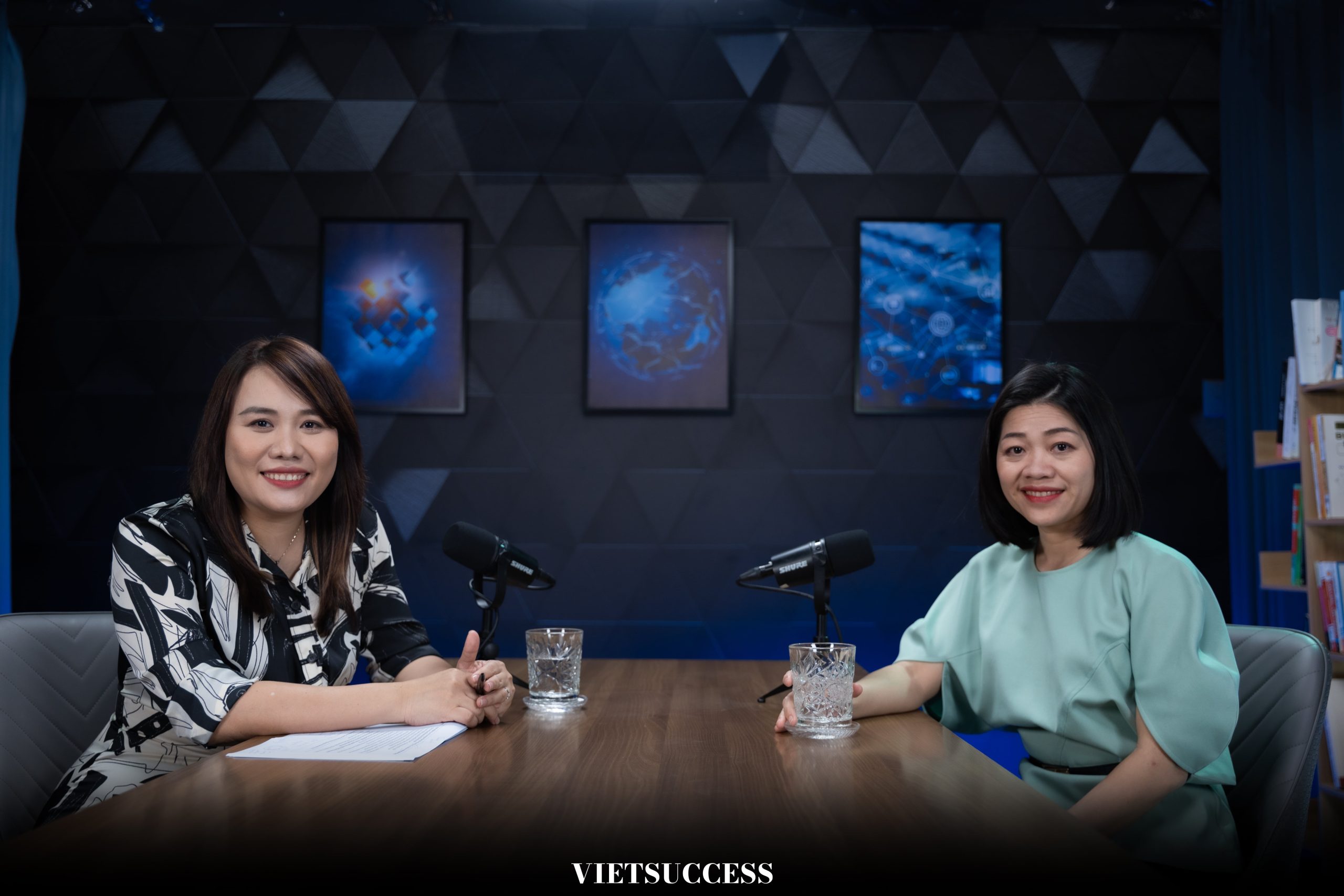 Host Minh Giang và khách mời Tường Vân cùng trò chuyện về chủ đề Chiến lược tích hợp văn hóa doanh nghiệp